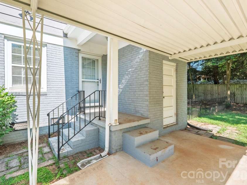 1323 Carolyn Drive, Charlotte, NC 28205.  MLS# CAR4410026, YatesRealty ID 40746. 