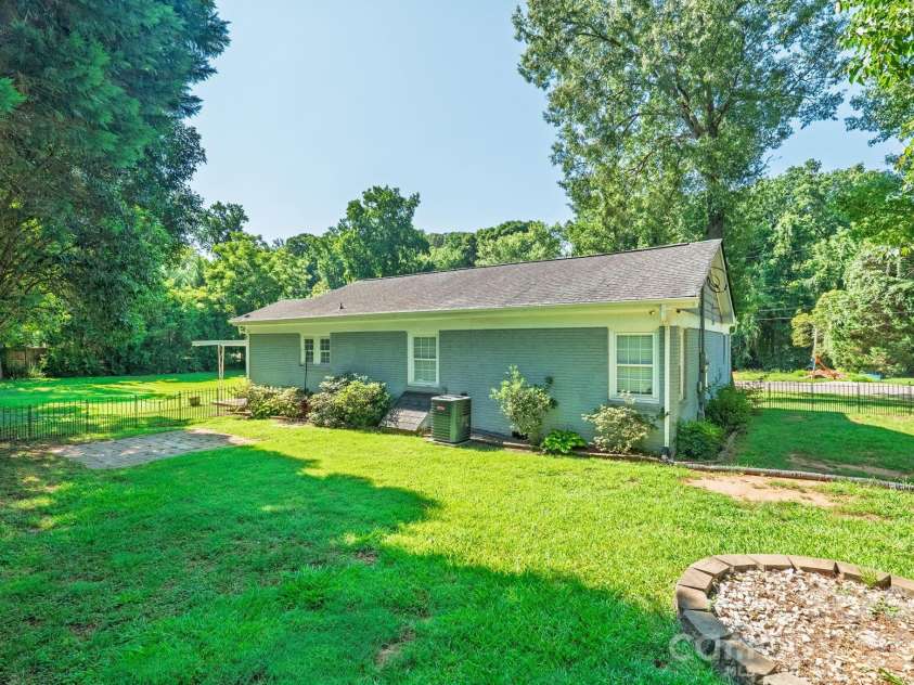 1323 Carolyn Drive, Charlotte, NC 28205.  MLS# CAR4410026, YatesRealty ID 40746. 
