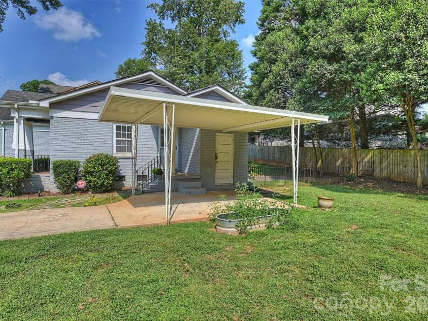 1323 Carolyn Drive, Charlotte, NC 28205.  MLS# CAR4418433, YatesRealty ID 40746. Covered Parking