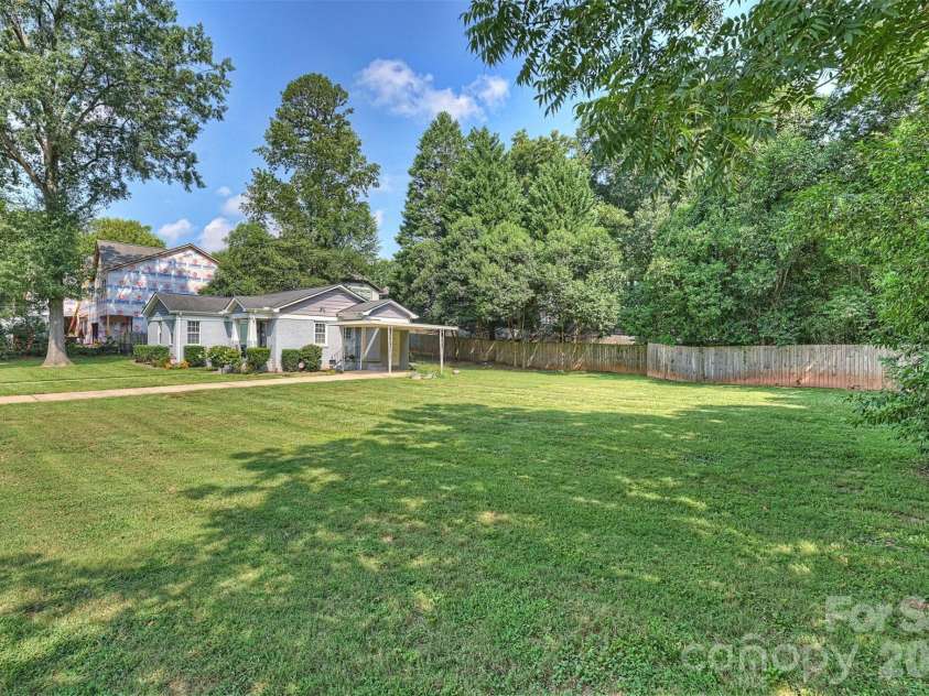 1323 Carolyn Drive, Charlotte, NC 28205.  MLS# CAR4418433, YatesRealty ID 40746. Expansive sideyard