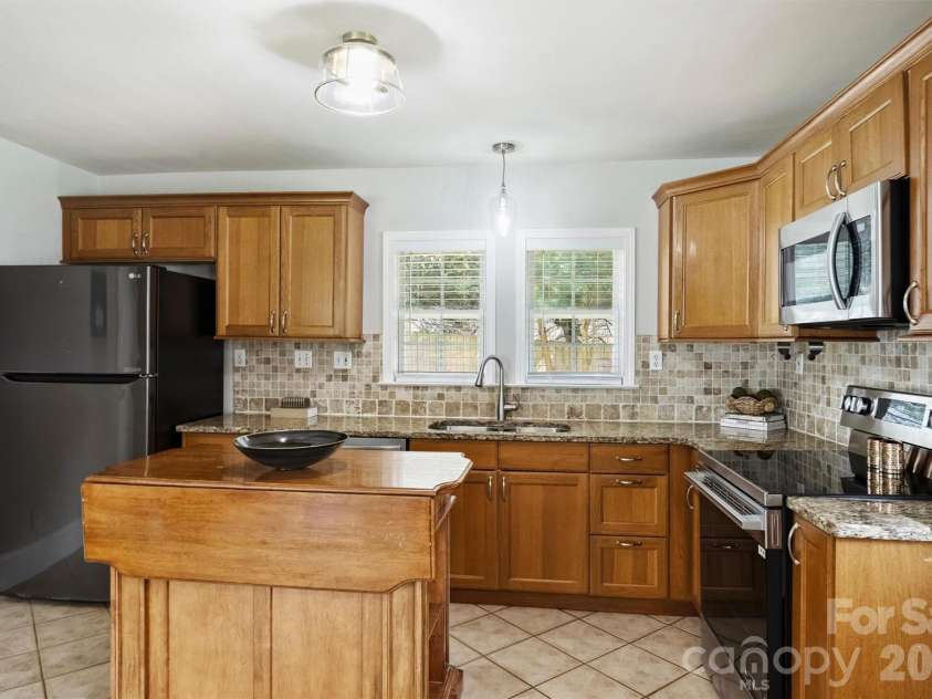 1323 Carolyn Drive, Charlotte, NC 28205.  MLS# CAR4418433, YatesRealty ID 40746. Kitchen
