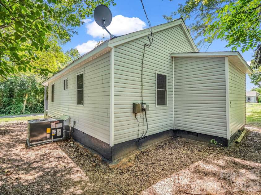 908 Graham Street, Shelby, NC 28150.  MLS# CAR4409659, YatesRealty ID 40755. 