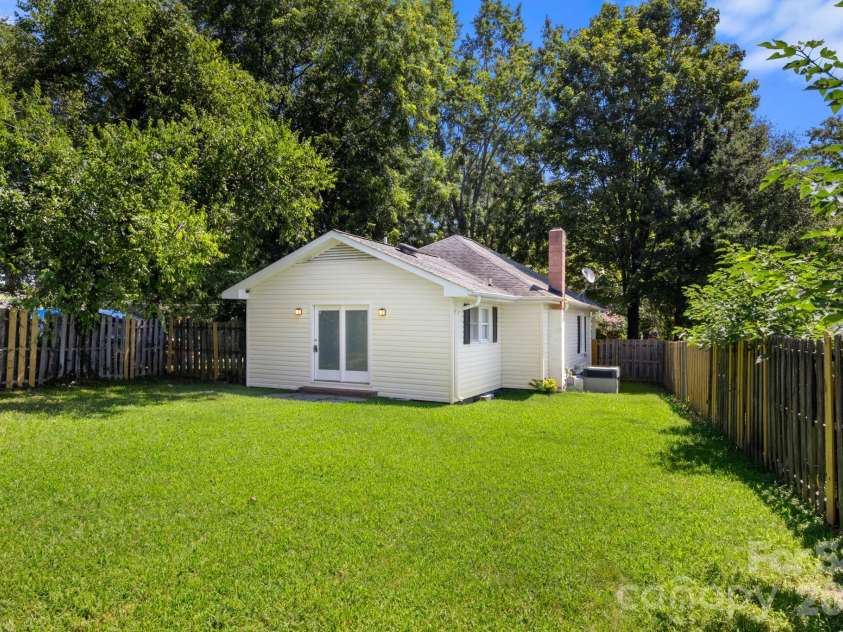 609 Oak Street, Gastonia, NC 28054.  MLS# CAR4410265, YatesRealty ID 40756. 