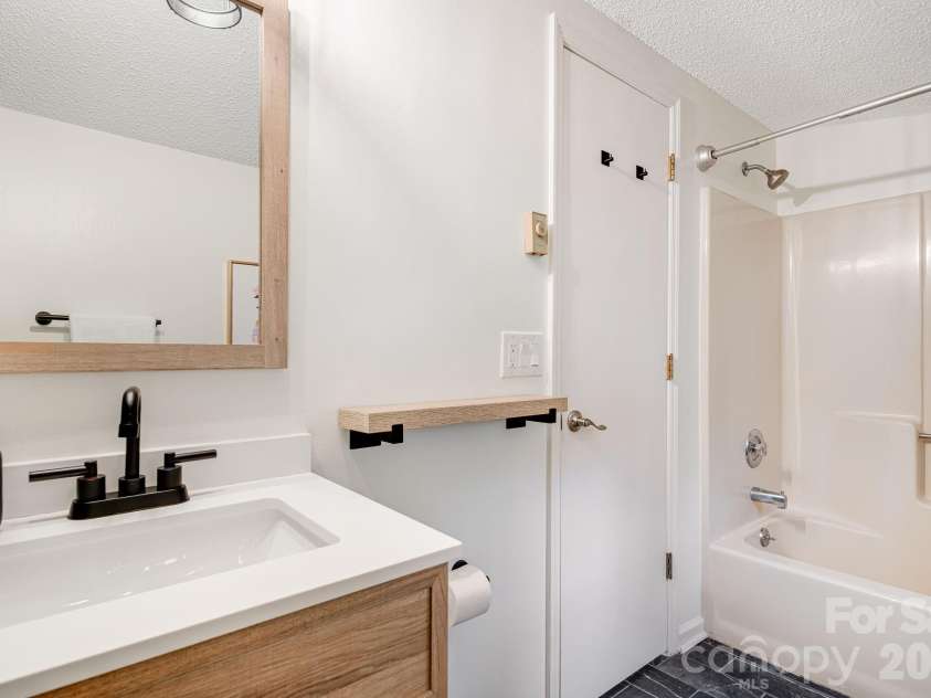 21 Susan Drive, Maggie Valley, NC 28751.  MLS# CAR4241989, YatesRealty ID 4076. Upstairs Bathroom