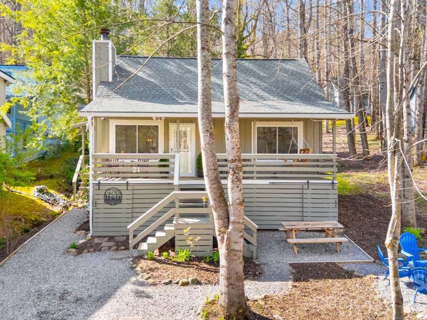 21 Susan Drive, Maggie Valley, NC 28751.  MLS# CAR4241989, YatesRealty ID 4076. Welcome to Susan Drive! A charming cottage in the heart of Maggie Valley