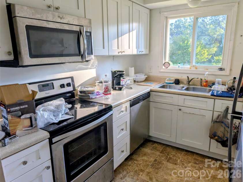 75 Jolly Lane, Hendersonville, NC 28739.  MLS# CAR4409830, YatesRealty ID 40761. 