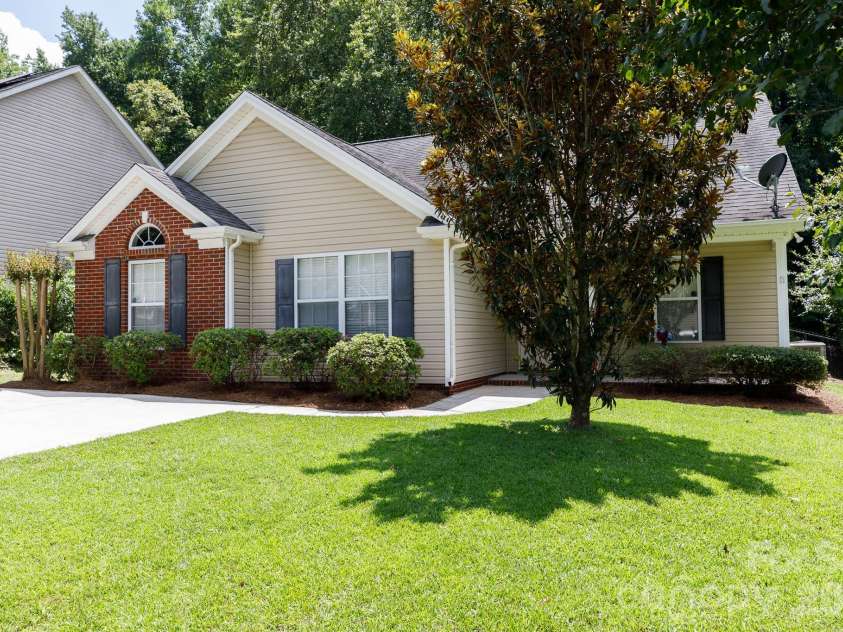 138 Pheasant Ridge Circle, York, SC 29745.  MLS# CAR4410268, YatesRealty ID 40763. 