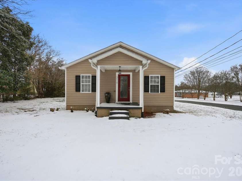 3410 25th Avenue, Hickory, NC 28601.  MLS# CAR4344048, YatesRealty ID 4077. 