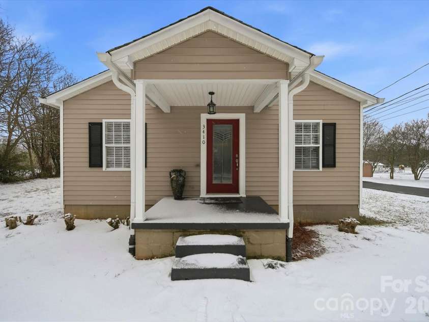 3410 25th Avenue, Hickory, NC 28601.  MLS# CAR4344048, YatesRealty ID 4077. 