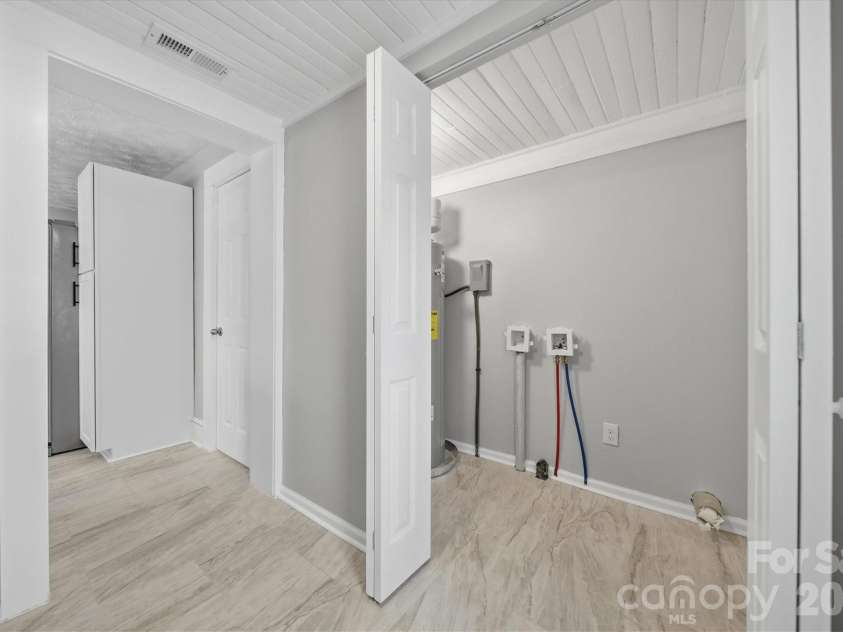 3410 25th Avenue, Hickory, NC 28601.  MLS# CAR4344048, YatesRealty ID 4077. 