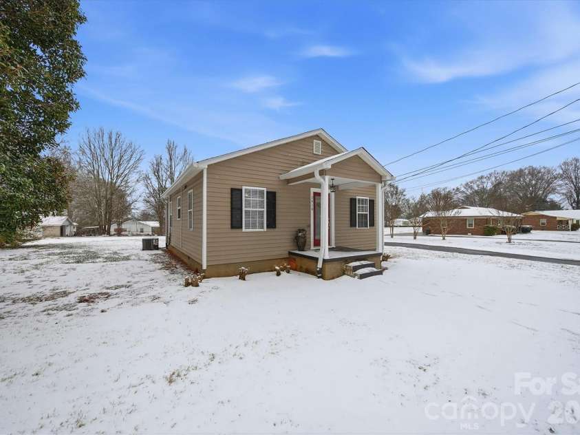 3410 25th Avenue, Hickory, NC 28601.  MLS# CAR4344048, YatesRealty ID 4077. 