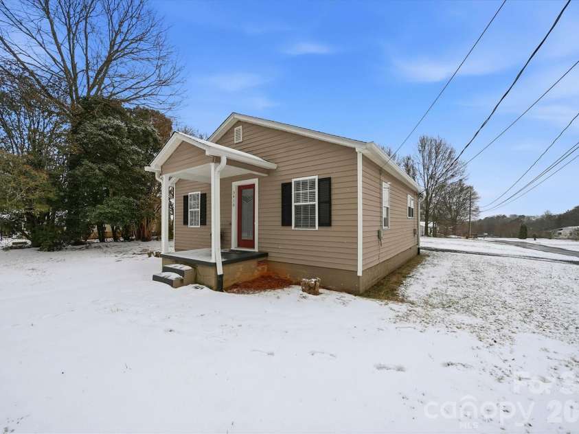 3410 25th Avenue, Hickory, NC 28601.  MLS# CAR4344048, YatesRealty ID 4077. 