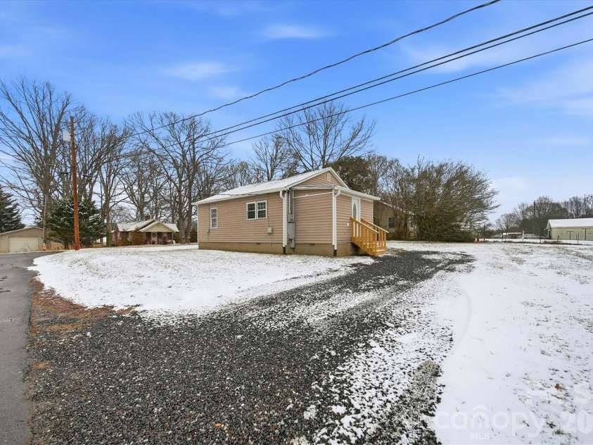 3410 25th Avenue, Hickory, NC 28601.  MLS# CAR4344048, YatesRealty ID 4077. 