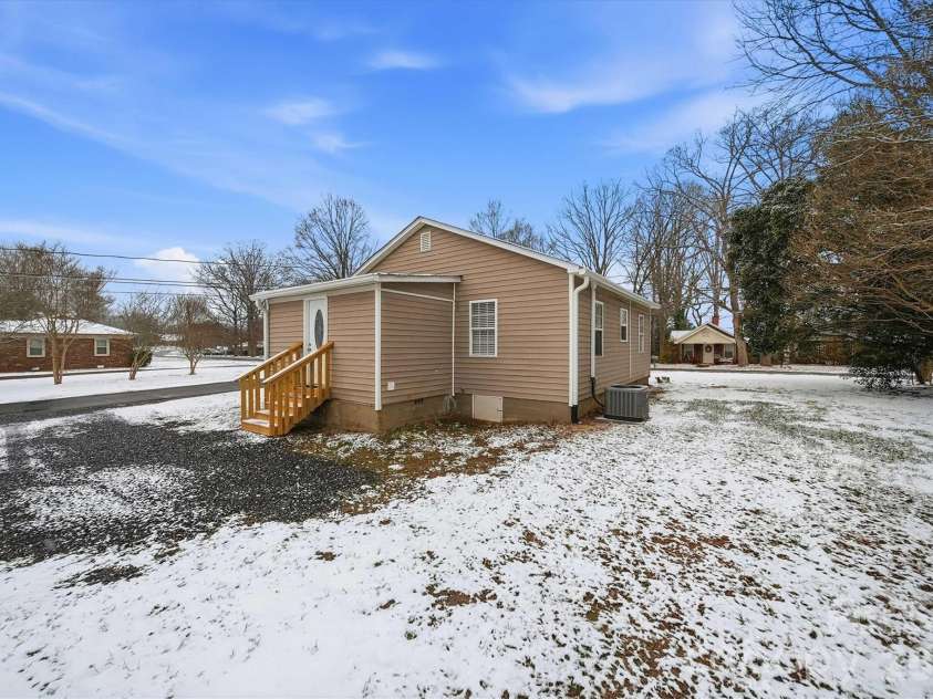 3410 25th Avenue, Hickory, NC 28601.  MLS# CAR4344048, YatesRealty ID 4077. 