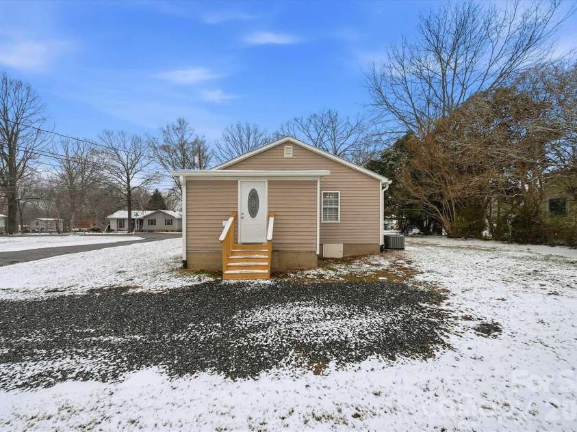 3410 25th Avenue, Hickory, NC 28601.  MLS# CAR4344048, YatesRealty ID 4077. 