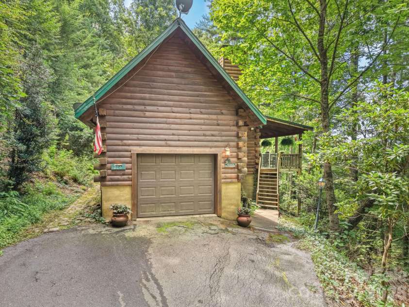 226 Signal Ridge, Sylva, NC 28779.  MLS# CAR4410234, YatesRealty ID 40786. 