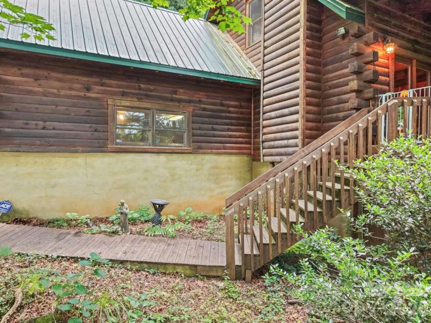 226 Signal Ridge, Sylva, NC 28779.  MLS# CAR4410234, YatesRealty ID 40786. 