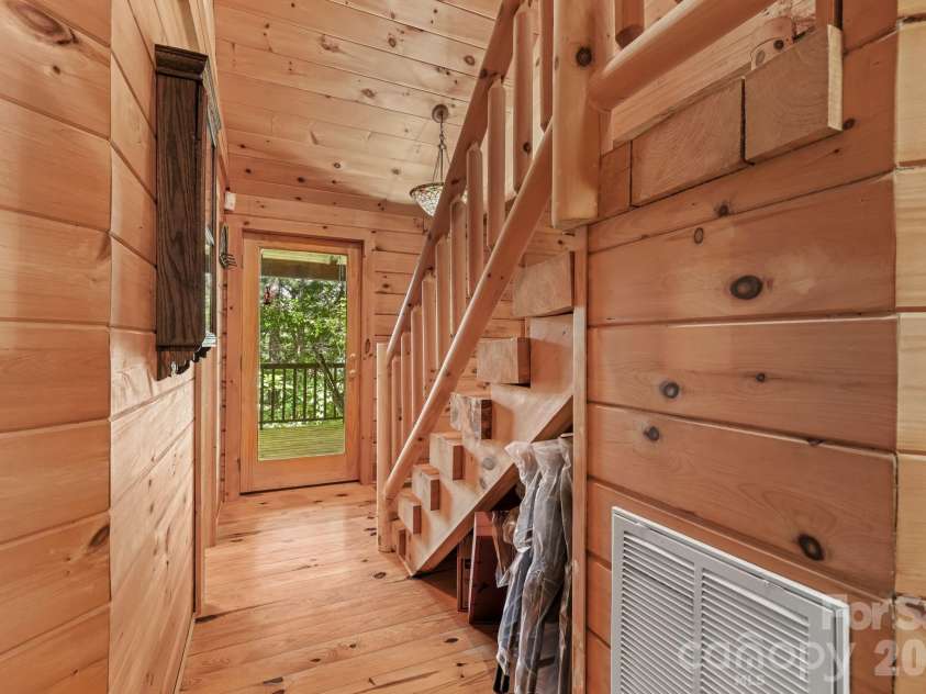226 Signal Ridge, Sylva, NC 28779.  MLS# CAR4410234, YatesRealty ID 40786. 