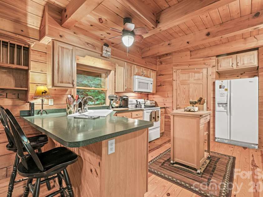 226 Signal Ridge, Sylva, NC 28779.  MLS# CAR4410234, YatesRealty ID 40786. Breakfast Bar