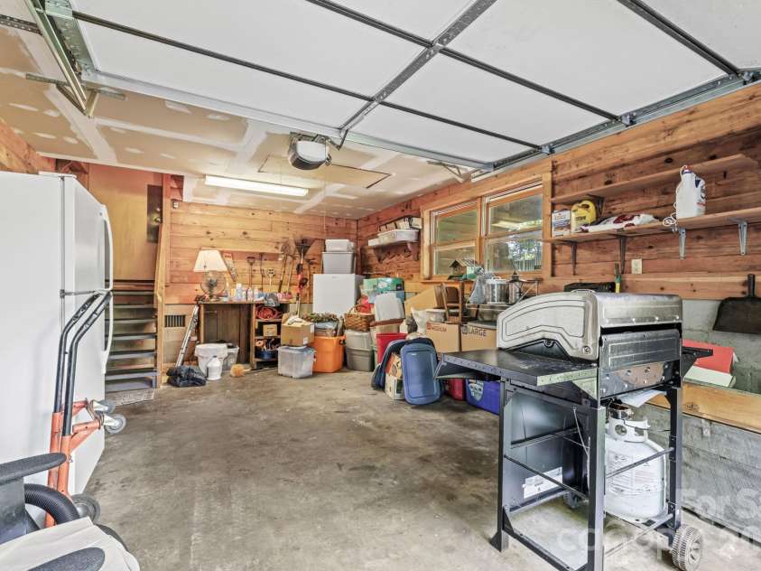 226 Signal Ridge, Sylva, NC 28779.  MLS# CAR4410234, YatesRealty ID 40786. Garage
