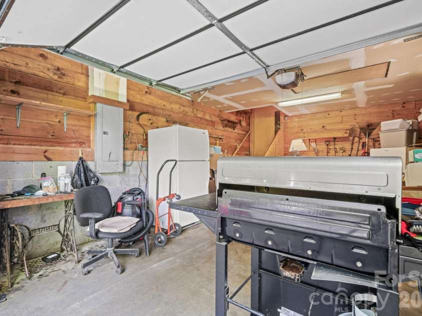 226 Signal Ridge, Sylva, NC 28779.  MLS# CAR4410234, YatesRealty ID 40786. Garage