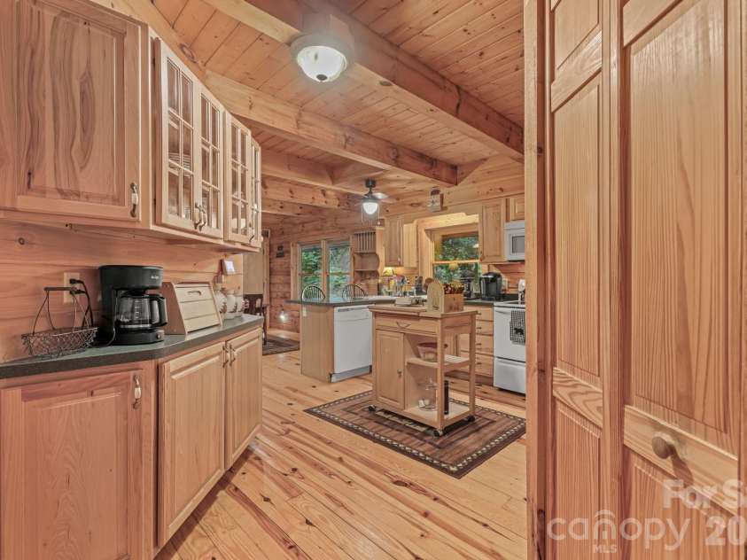 226 Signal Ridge, Sylva, NC 28779.  MLS# CAR4410234, YatesRealty ID 40786. Kitchen