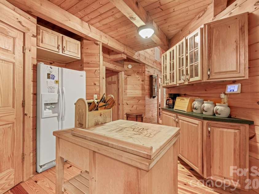 226 Signal Ridge, Sylva, NC 28779.  MLS# CAR4410234, YatesRealty ID 40786. Pantry and Island