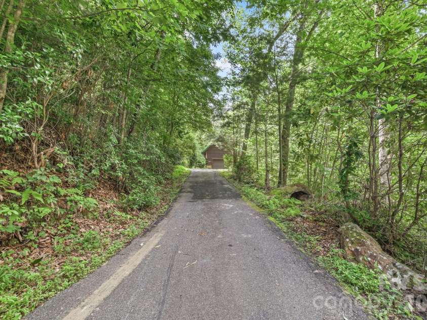 226 Signal Ridge, Sylva, NC 28779.  MLS# CAR4410234, YatesRealty ID 40786. Paved Driveway
