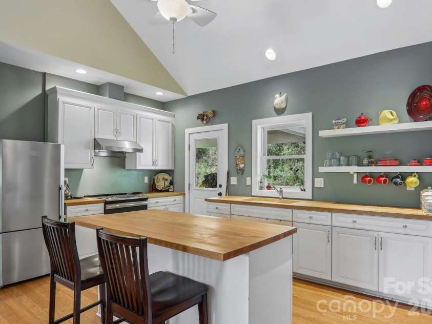 280 Kelses Valley Drive, Mars Hill, NC 28754.  MLS# CAR4382628, YatesRealty ID 40789. 