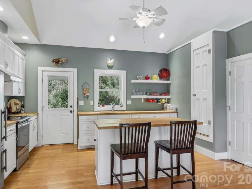 280 Kelses Valley Drive, Mars Hill, NC 28754.  MLS# CAR4382628, YatesRealty ID 40789. 