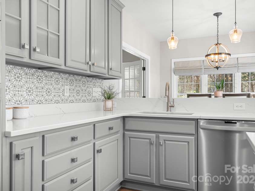 15124 Hugh Mcauley Road, Huntersville, NC 28078.  MLS# CAR4234988, YatesRealty ID 4079. Newly updated kitchen.