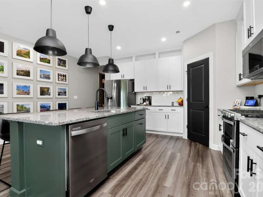 4514 Bright Road, Charlotte, NC 28214.  MLS# CAR4396374, YatesRealty ID 40790. Updated kitchen