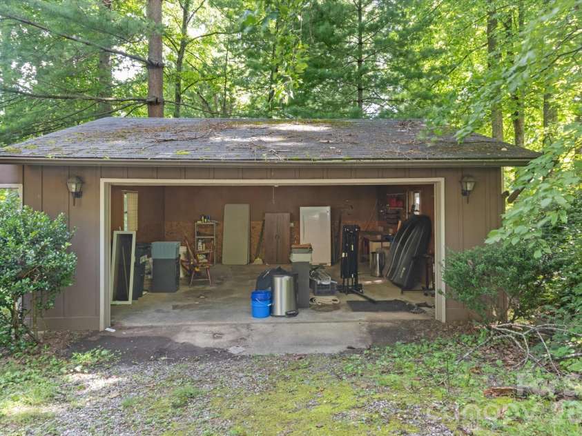 188 Woodfern Drive, Maggie Valley, NC 28751.  MLS# CAR4409833, YatesRealty ID 40792. Garage