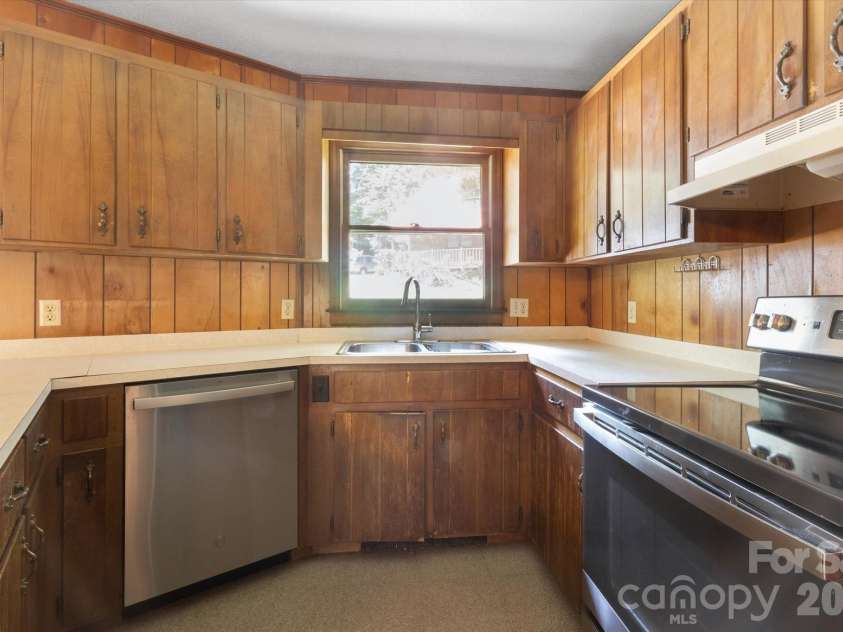 188 Woodfern Drive, Maggie Valley, NC 28751.  MLS# CAR4409833, YatesRealty ID 40792. Kitchen