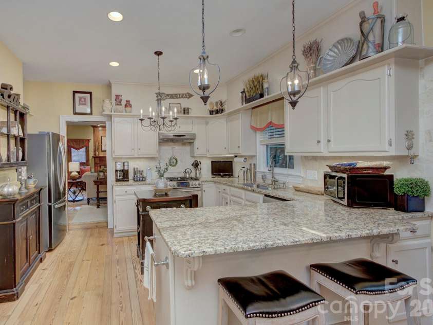 9209 Hanover South Trail, Charlotte, NC 28210.  MLS# CAR4407965, YatesRealty ID 40794. 