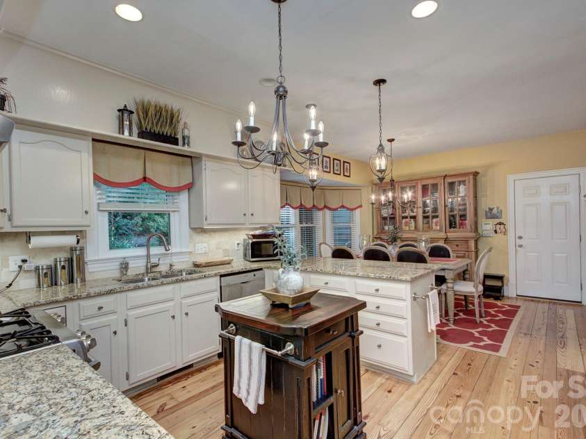 9209 Hanover South Trail, Charlotte, NC 28210.  MLS# CAR4407965, YatesRealty ID 40794. 