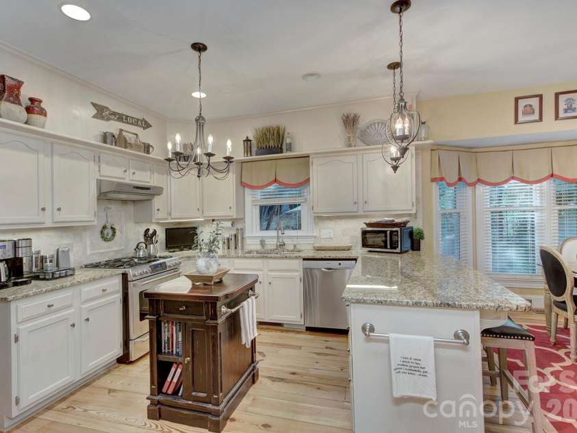 9209 Hanover South Trail, Charlotte, NC 28210.  MLS# CAR4407965, YatesRealty ID 40794. 
