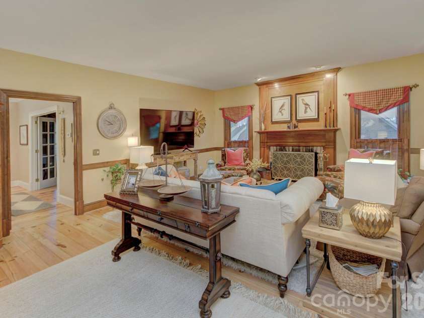 9209 Hanover South Trail, Charlotte, NC 28210.  MLS# CAR4407965, YatesRealty ID 40794. 