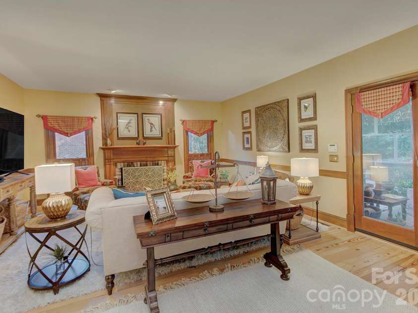 9209 Hanover South Trail, Charlotte, NC 28210.  MLS# CAR4407965, YatesRealty ID 40794. 