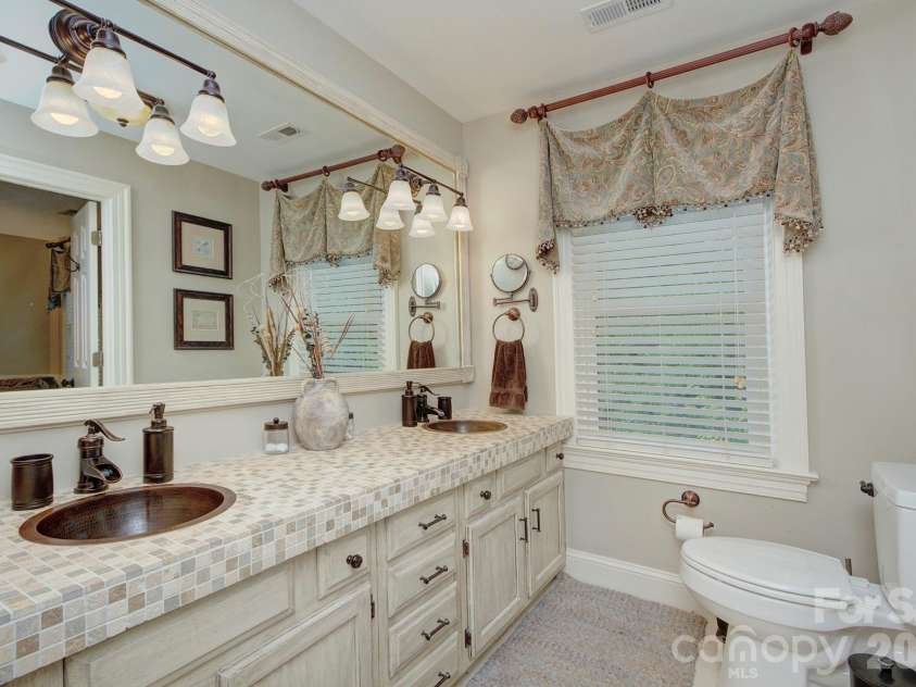 9209 Hanover South Trail, Charlotte, NC 28210.  MLS# CAR4407965, YatesRealty ID 40794. 