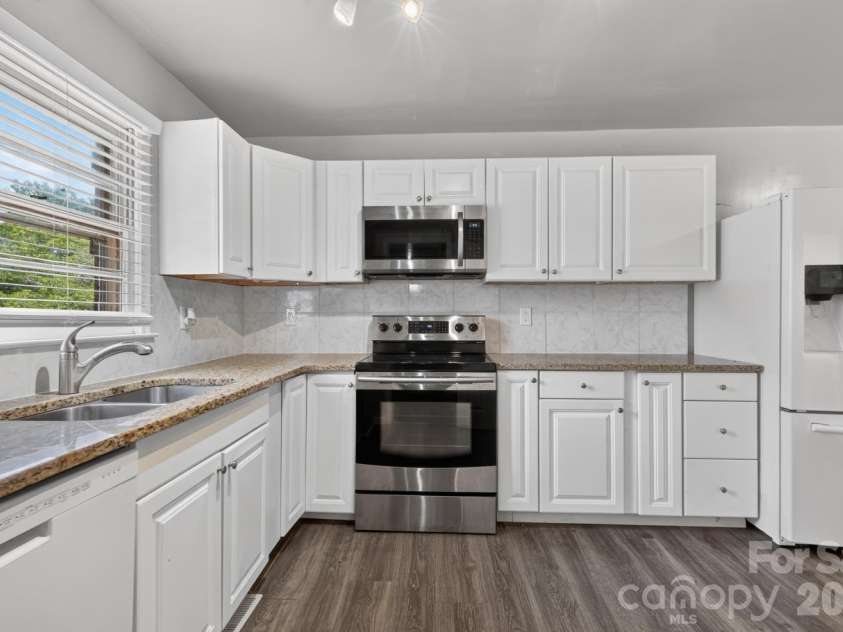 2216 Milton Road, Charlotte, NC 28215.  MLS# CAR4399842, YatesRealty ID 40796. 