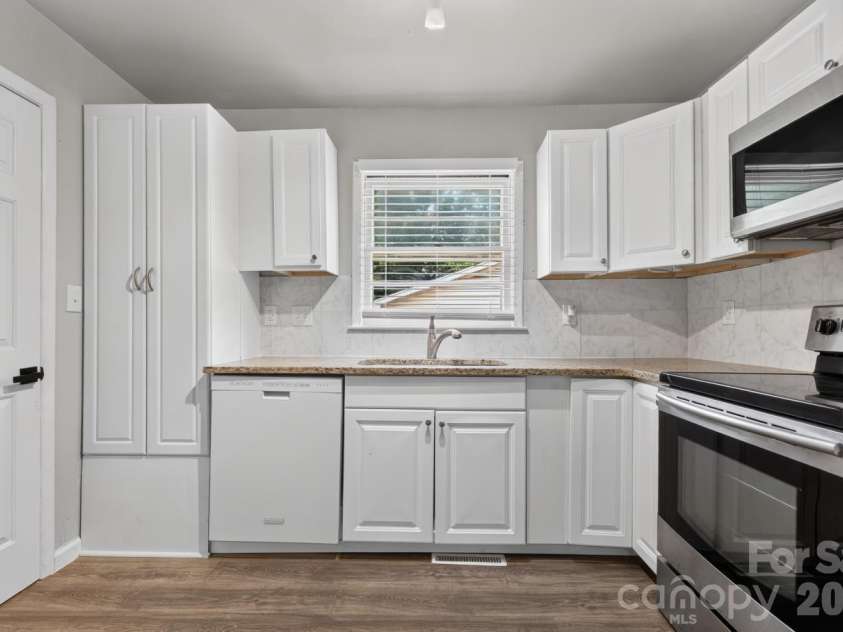 2216 Milton Road, Charlotte, NC 28215.  MLS# CAR4399842, YatesRealty ID 40796. 
