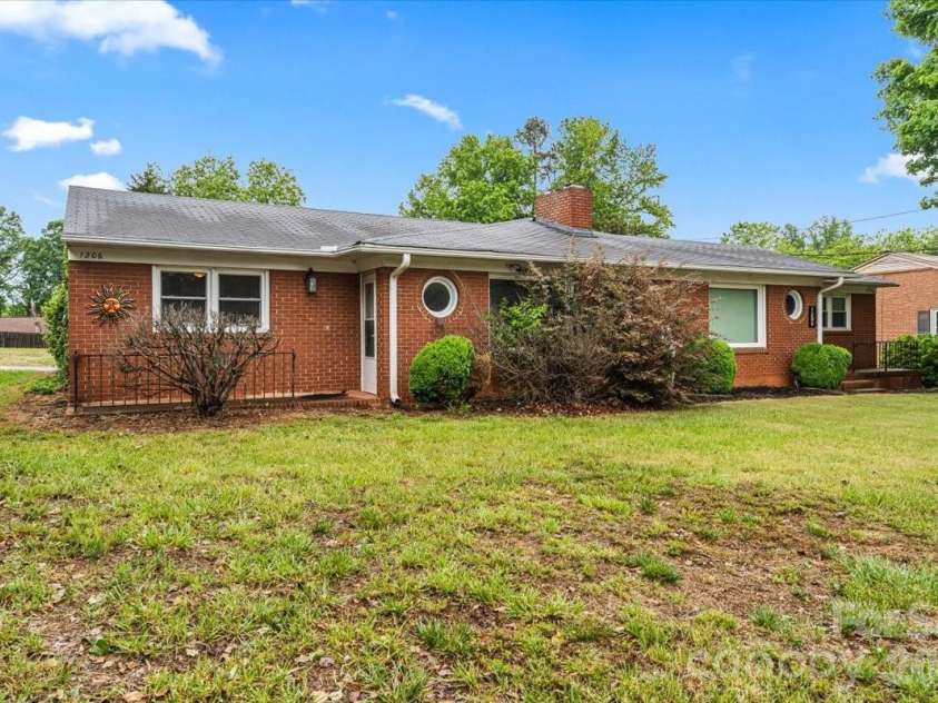 1204 fifth Avenue, Lexington, NC 27295.  MLS# CAR4376307, YatesRealty ID 40798. 