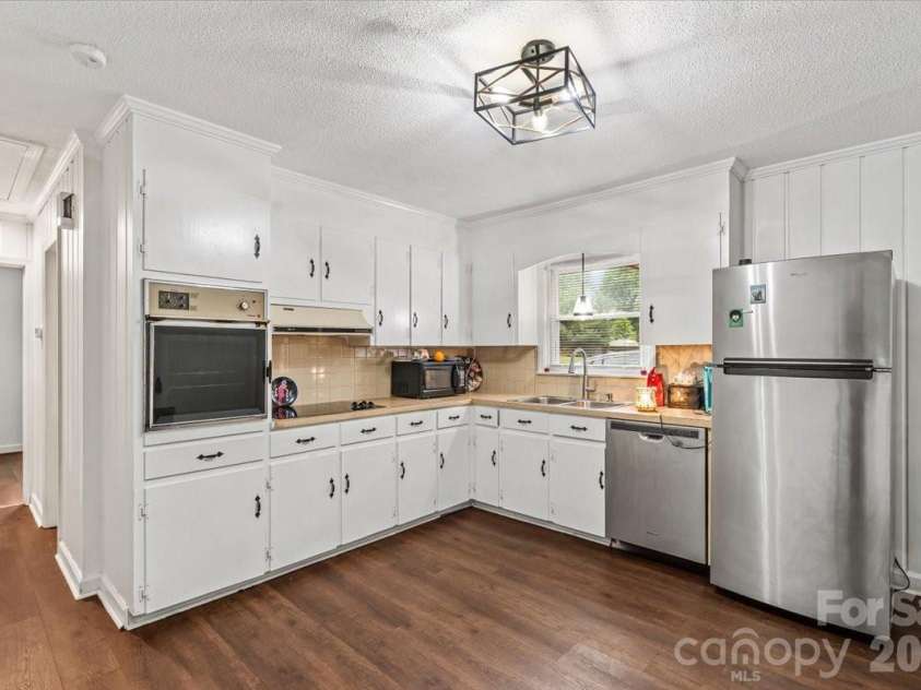 1204 fifth Avenue, Lexington, NC 27295.  MLS# CAR4376307, YatesRealty ID 40798. 