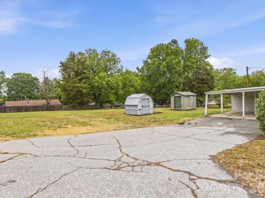 1204 fifth Avenue, Lexington, NC 27295.  MLS# CAR4376307, YatesRealty ID 40798. 