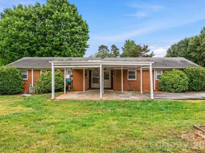 1204 fifth Avenue, Lexington, NC 27295.  MLS# CAR4376307, YatesRealty ID 40798. 
