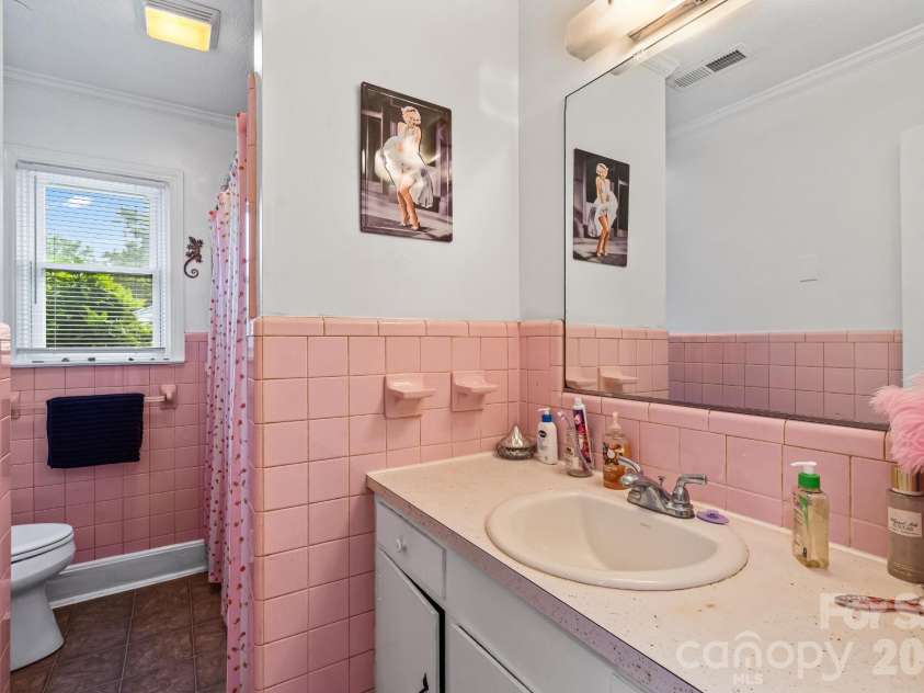 1204 fifth Avenue, Lexington, NC 27295.  MLS# CAR4376307, YatesRealty ID 40798. 