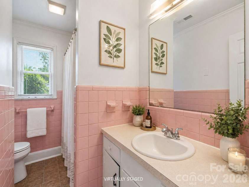 1204 fifth Avenue, Lexington, NC 27295.  MLS# CAR4376307, YatesRealty ID 40798. Full bathroom