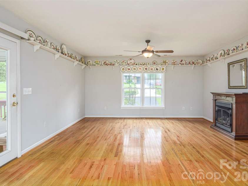352 Cedar Lane, Arden, NC 28704.  MLS# CAR4391358, YatesRealty ID 40799. Den