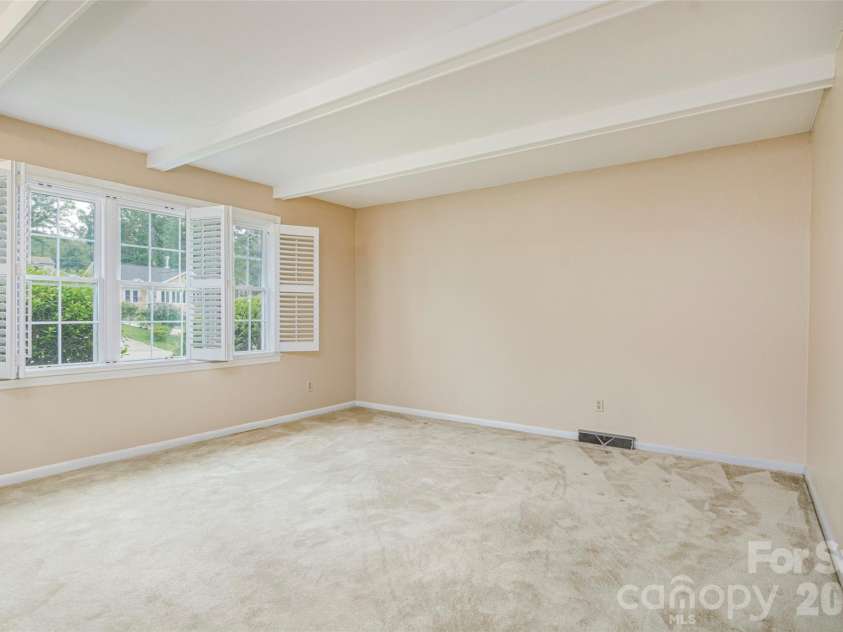 352 Cedar Lane, Arden, NC 28704.  MLS# CAR4391358, YatesRealty ID 40799. Living Room